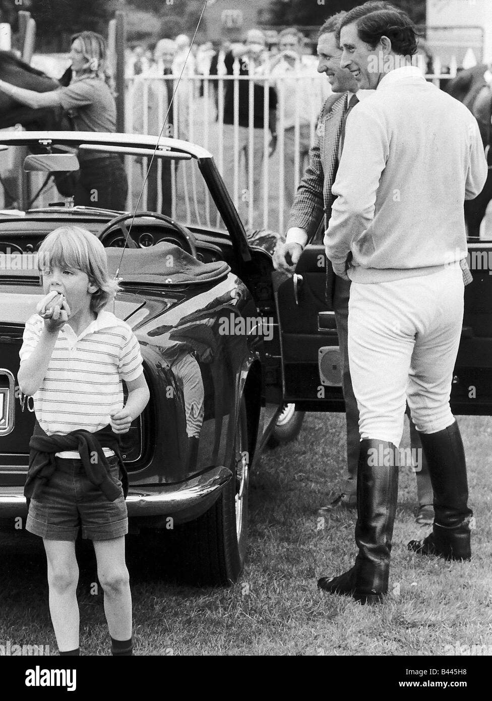 Tom Parker Bowles links einen Hot Dog Essen, wie Prinz Charles war in seinem Auto Tom zu seinem Patenkind ist und lief zu ihm Stockfoto