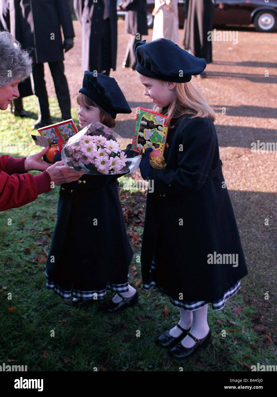 Prinzessin Beatrice und Prinzessin Eugenie erhalten Geschenke und Blumen außen Sandringham Kirche, wo sie sich befinden, zu besuchen Stockfoto