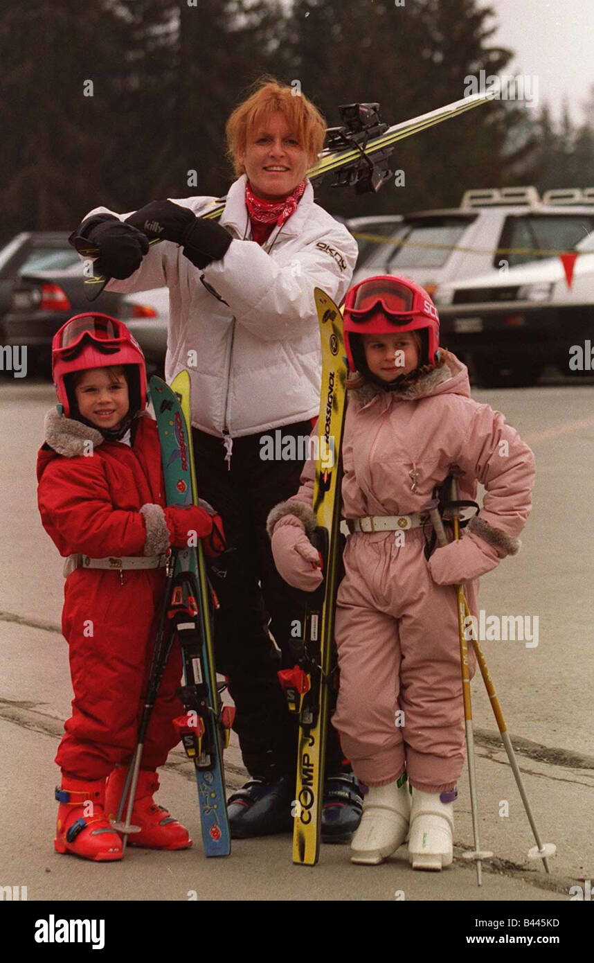 Herzogin von York Sarah Ferguson Skifahren in der Schweiz mit Prinzessin Eugenie und Prinzessin Beatrice April 1996 Stockfoto