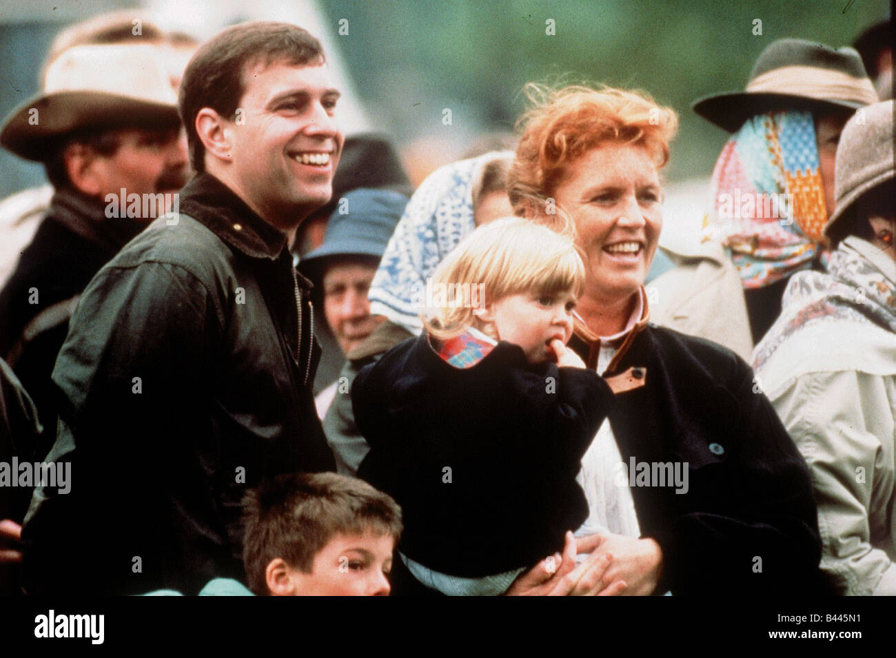 Prinz Andrew mit Fergie und ihre Tochter Prinzessin Beatrice März 1992 Stockfoto