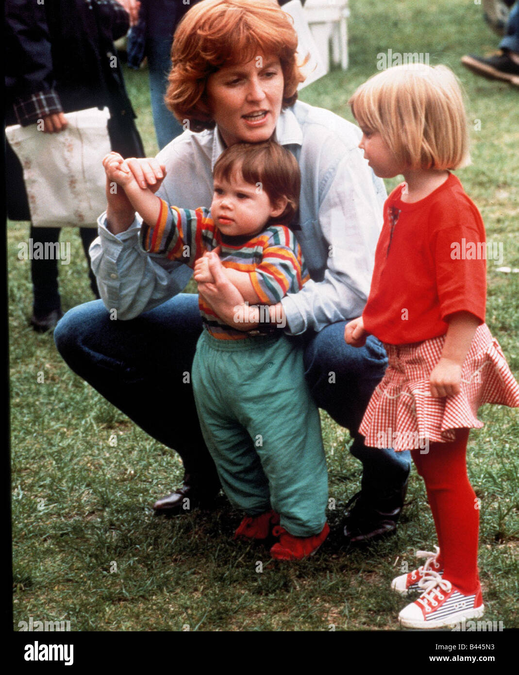 Herzogin von York mit ihren beiden jungen Töchtern Prinzessin Beatrice und Prinzessin Eugenie März 1992 Stockfoto