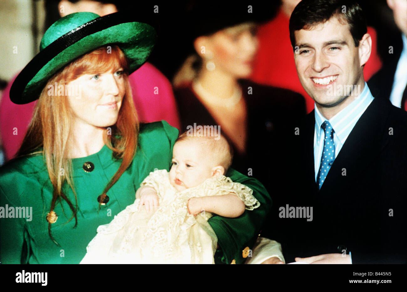 Prinz Andrew bei der Taufe seiner Tochter Prinzessin Beatrice, die von seiner Frau Dezember 1988 gehalten wird Stockfoto