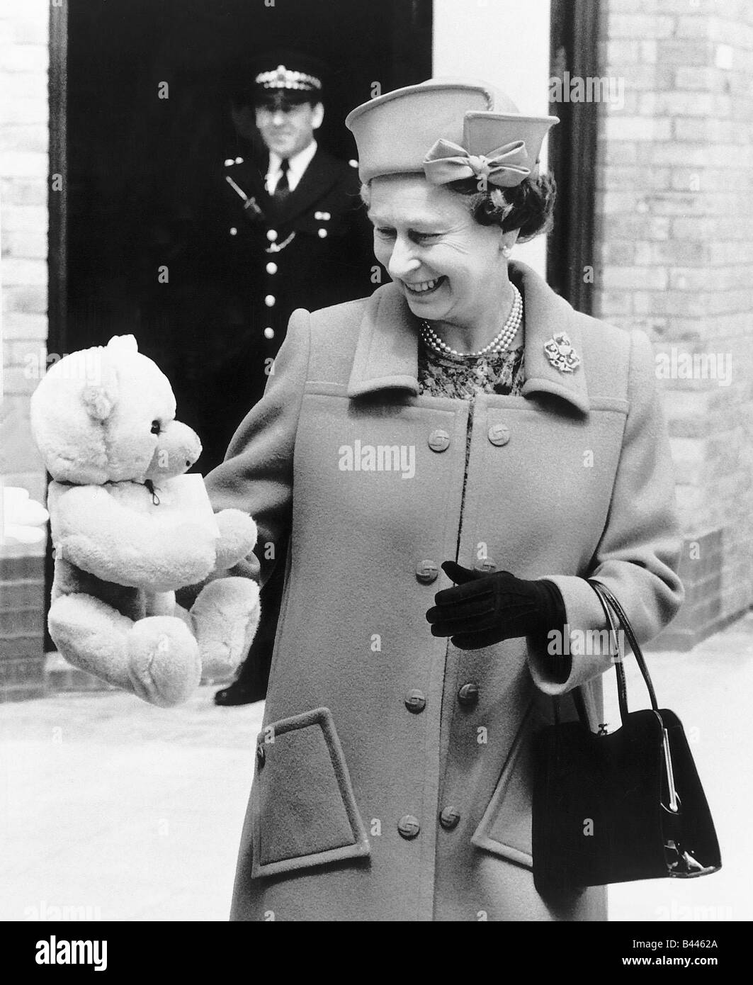 Seine königliche Hoheit Königin Elizabeth II mit Teddybär für Prinzessin Beatrice Juni 1989 Stockfoto