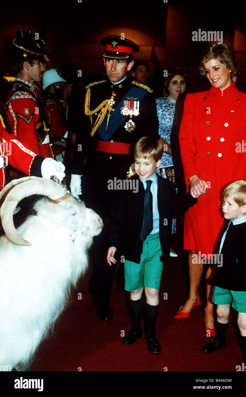 Prinz Charles Princess Diana und Prinz William und Prinz Harry an der königlichen Turnier betrachten Ziege Juli 1988 Stockfoto