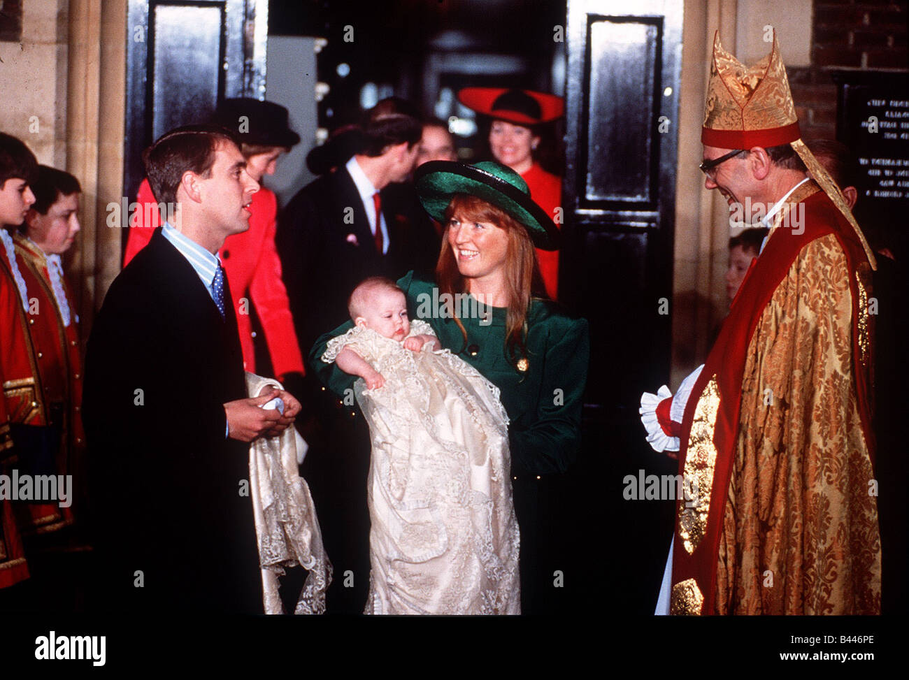 Taufe von Prinzessin Beatrice Dezember 1988 der Herzog und die Herzogin von York mit ihrer Tochter-Zeremonie im St James s Palace Stockfoto