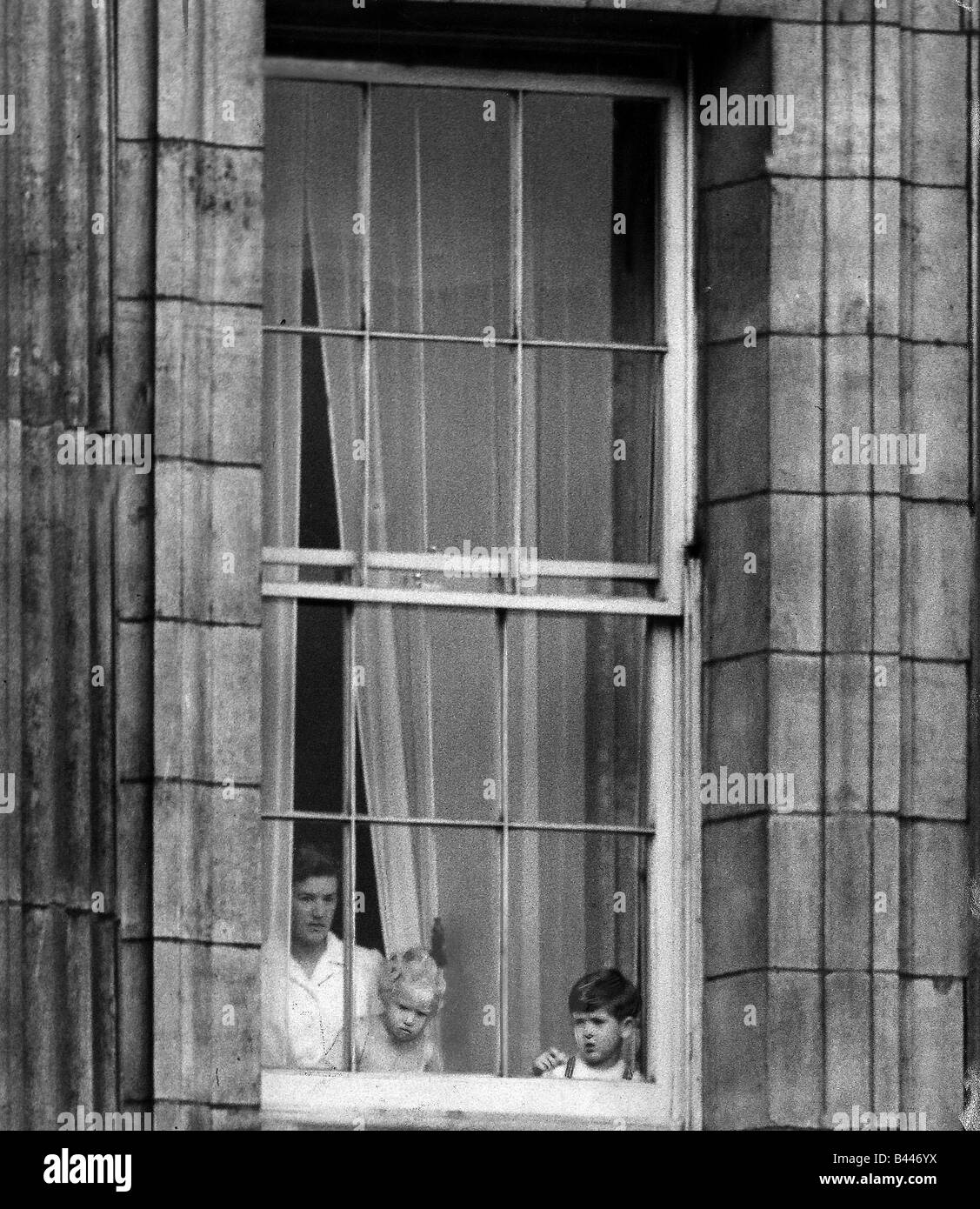 Prinz Charles und Prinzessin Anne am Buckingham Palace erwartet die Krönung im Juni 1953 Stockfoto