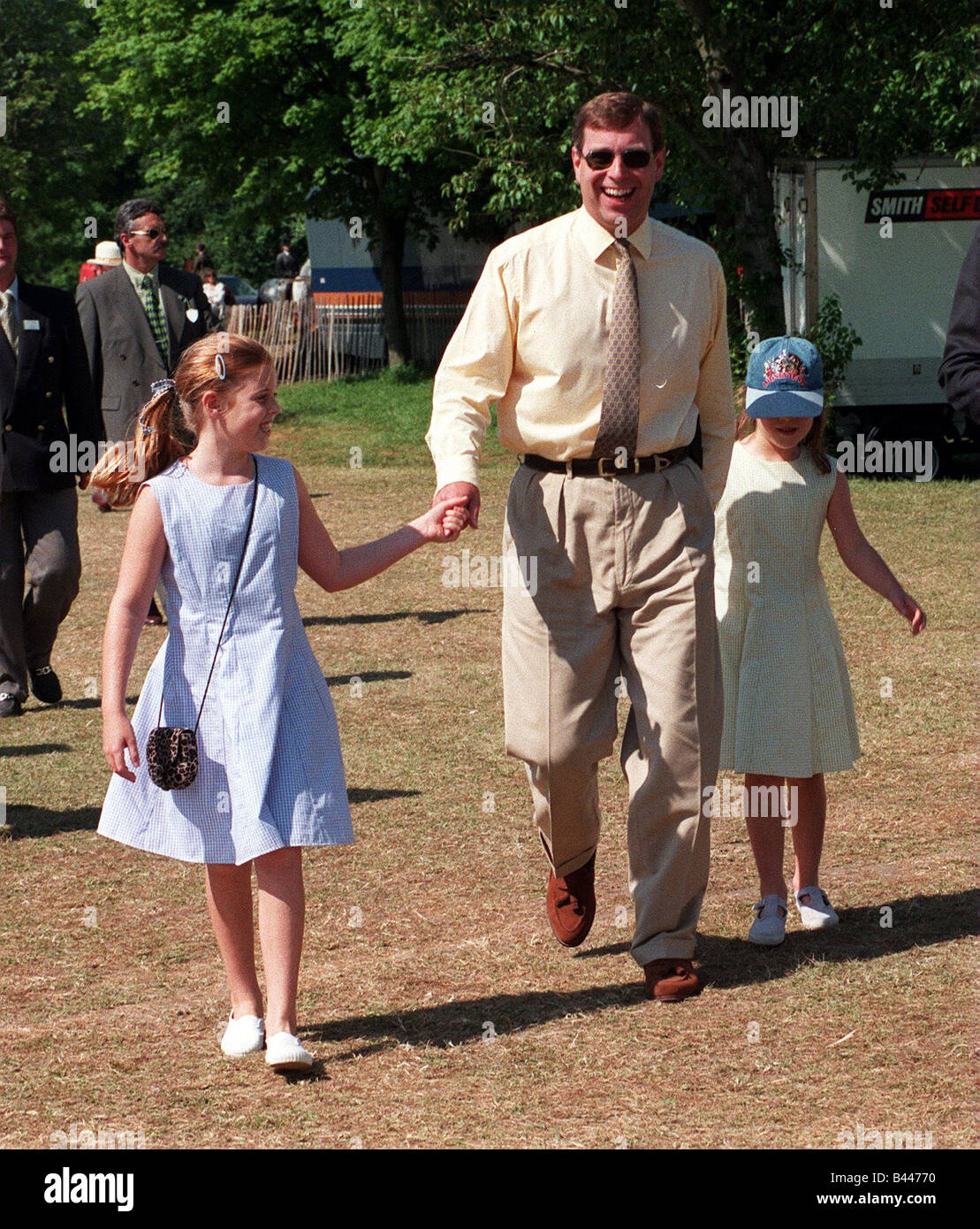 Prinz Andrew mit Töchtern Mai 1998 Prinzessin Beatrice und Prinzessin Eugenie auf Windsor Horse Show Stockfoto