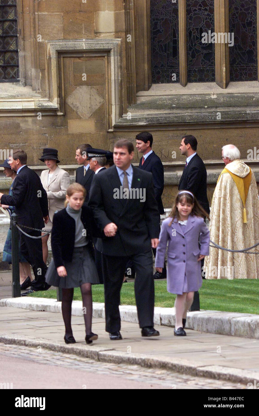 Prinz Andrew mit Prinzessin Beatrice und Eugenie nach dem Besuch eines Ostersonntag Service bei St George s Chapel in Windsor Stockfoto