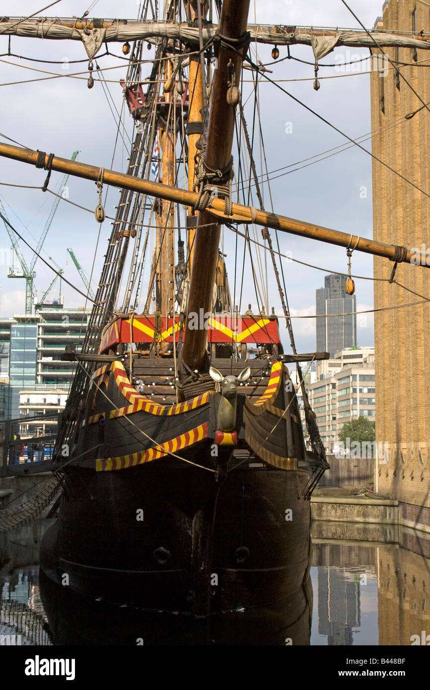 Replikat der Golden Hind angedockt in St Mary Overie Dock, Stadt von London England uk gb Stockfoto