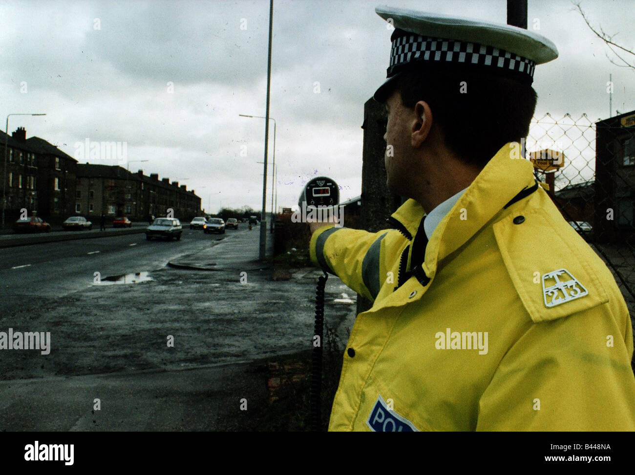 Speedgun Radarfalle Polizei Verkehr Polizist London Road Glasgow ca. 1995 Stockfoto