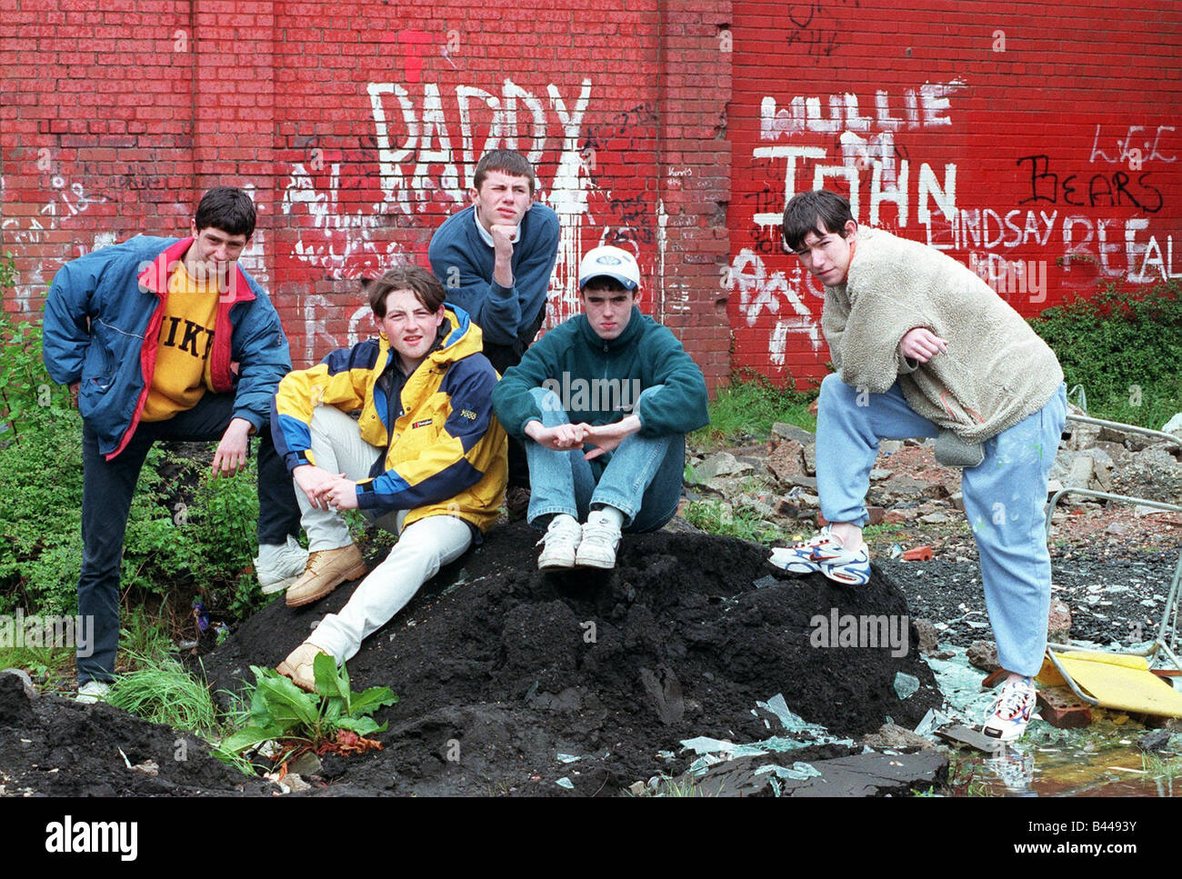 Bandenkriege Govan Glasgow Mai 1998 im Teenageralter auf Haufen von Schutt Wänden sitzen in Graffiti bedeckt Stockfoto