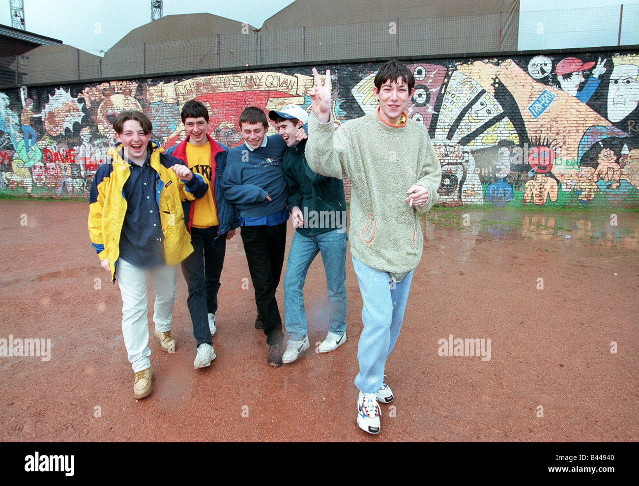 Bande Kriegsführung Govan Mai 1998 im Teenageralter Sieg Zeichen zu geben auf Blaize Spielfeld mit Fototapete Stockfoto