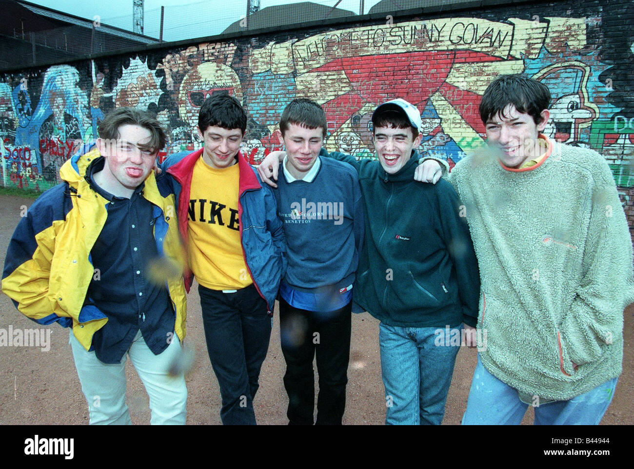 Bande Kriegsführung Govan Jungs im Teenageralter Arme um einander Mai 1998 Wandbild Stockfoto