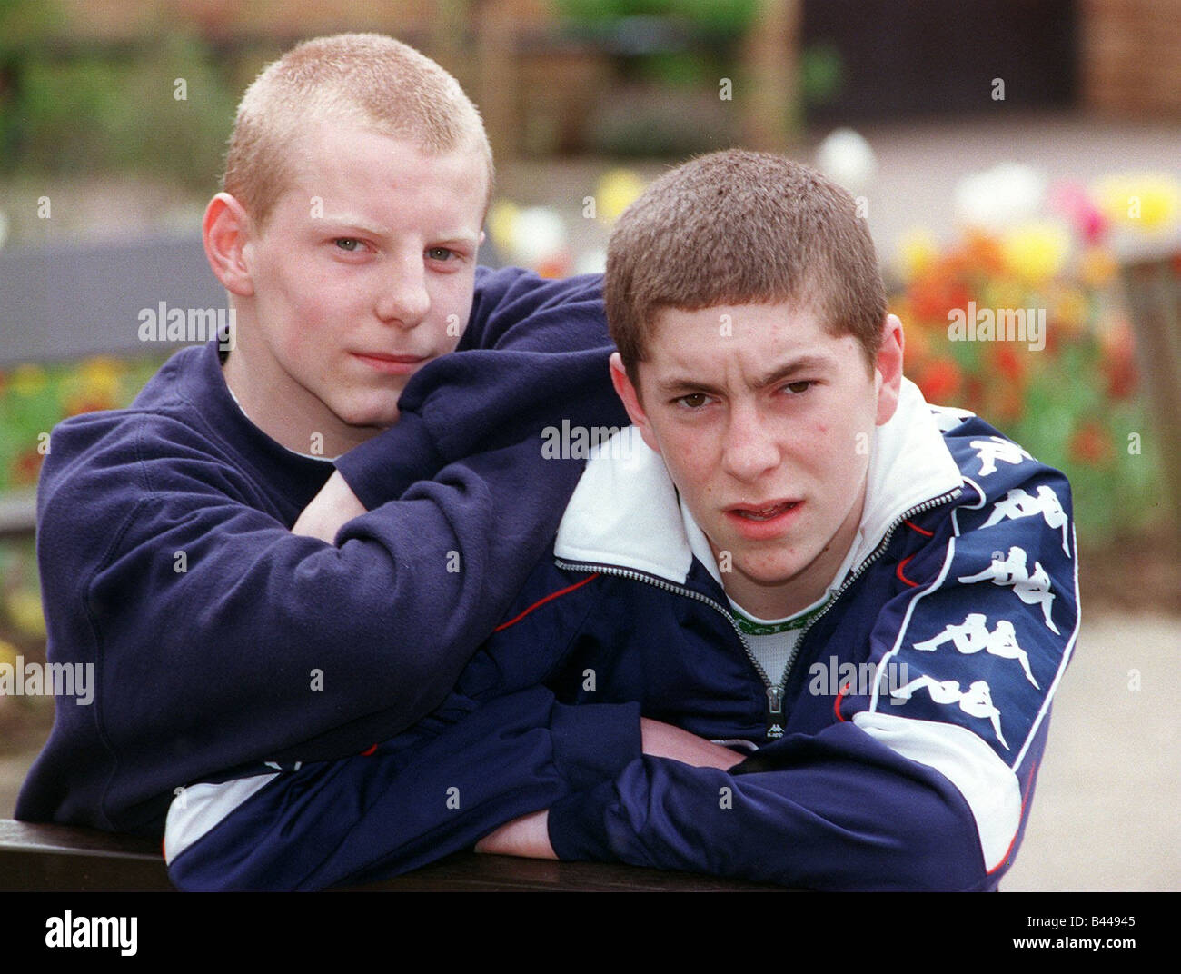 Bande Kriegsführung Milngavie und Bearsden Mai 1998 zwei Jungs im Teenageralter Stockfoto