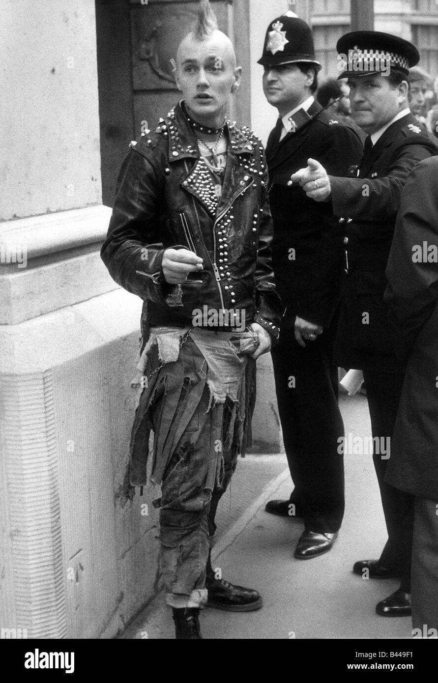 Jugend-Punks September 1984 Polizisten erzählt Punks besuchenswerte Orte außerhalb der Bank of England Stockfoto