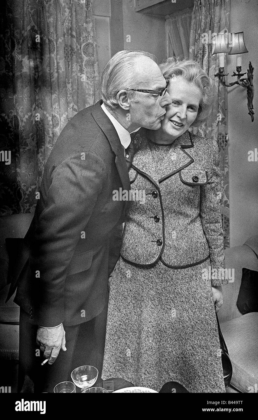 Margaret Thatcher mit Denis Thatcher, die sie auf die Wange Februar 1975 küsst Stockfoto