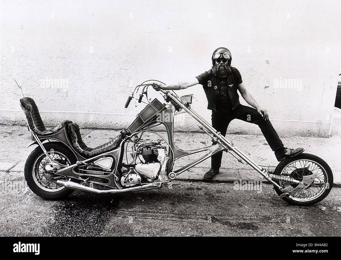 Motorrad Custom gebaut Chopper Bike Mike Flanagan mit seinen hausgemachten  Motorrad Its 12 Fuß lange aus zweiter Handteile gemacht Stockfotografie -  Alamy