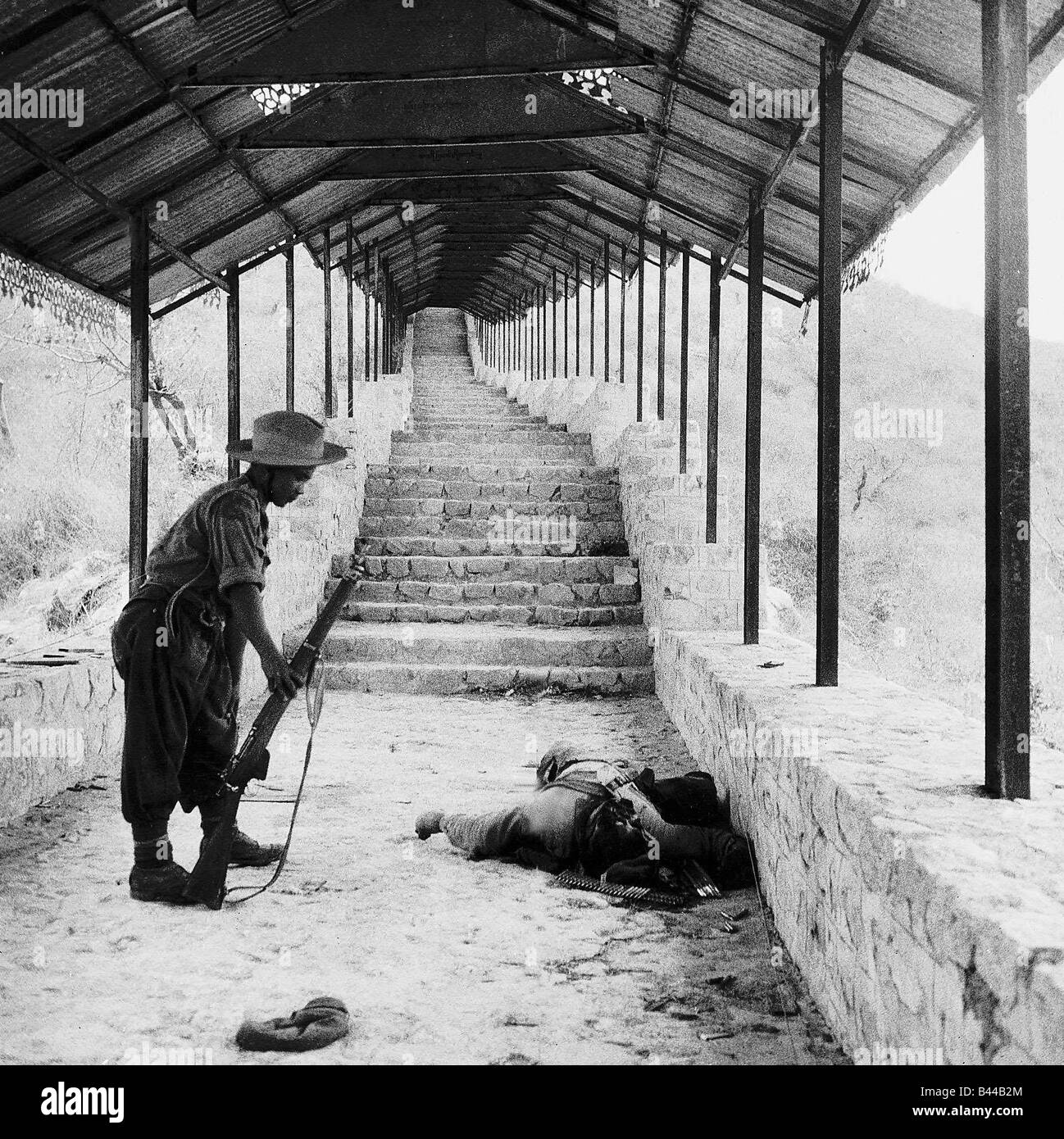 Gurkhas Soldat schaut ein Tote Japaner während dem 2. Weltkrieg 1941 Stockfoto