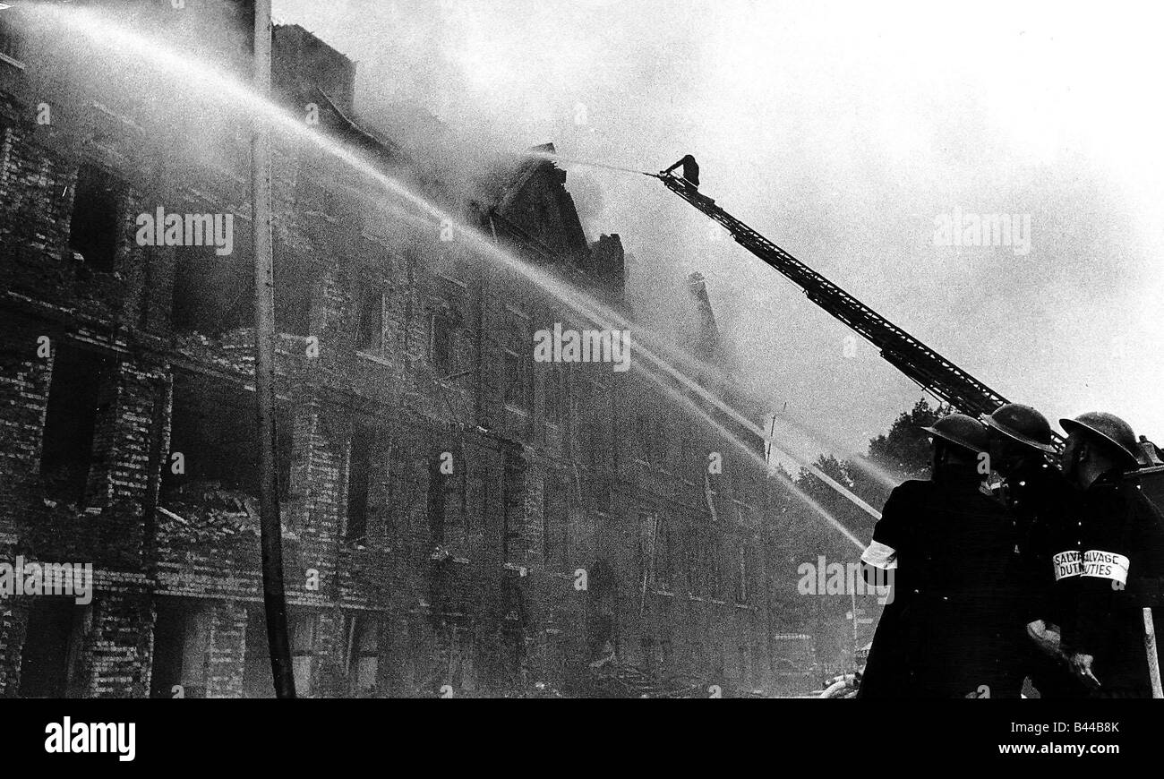 Feuerwehrmänner bekämpfen ein Feuer in Camberwell New Road London nach einem deutschen fliegende Bombenangriff WW2 1944 Stockfoto