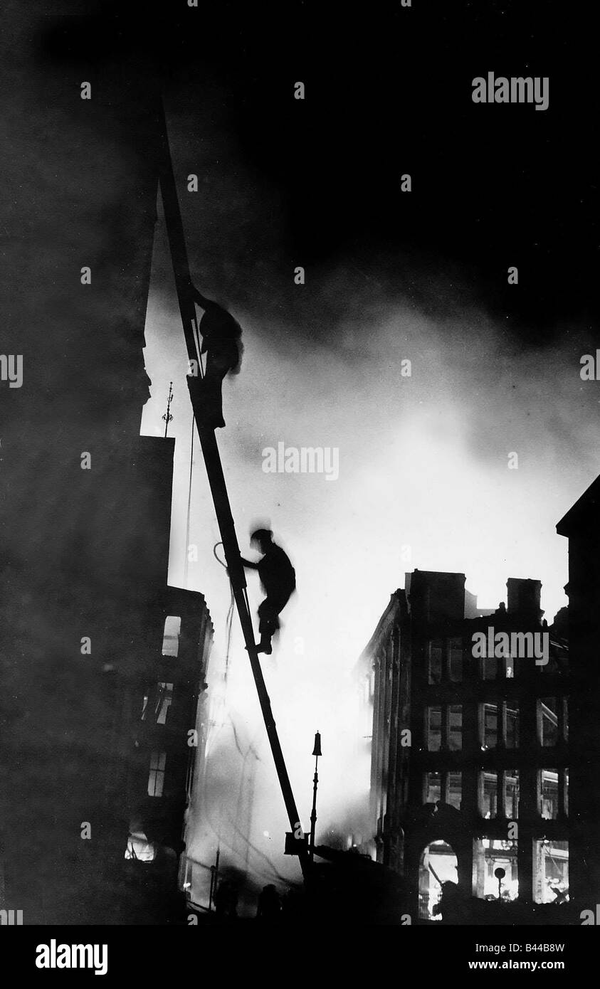 Feuerwehr bei der Arbeit während der Blitz auf London WW2 Stockfoto