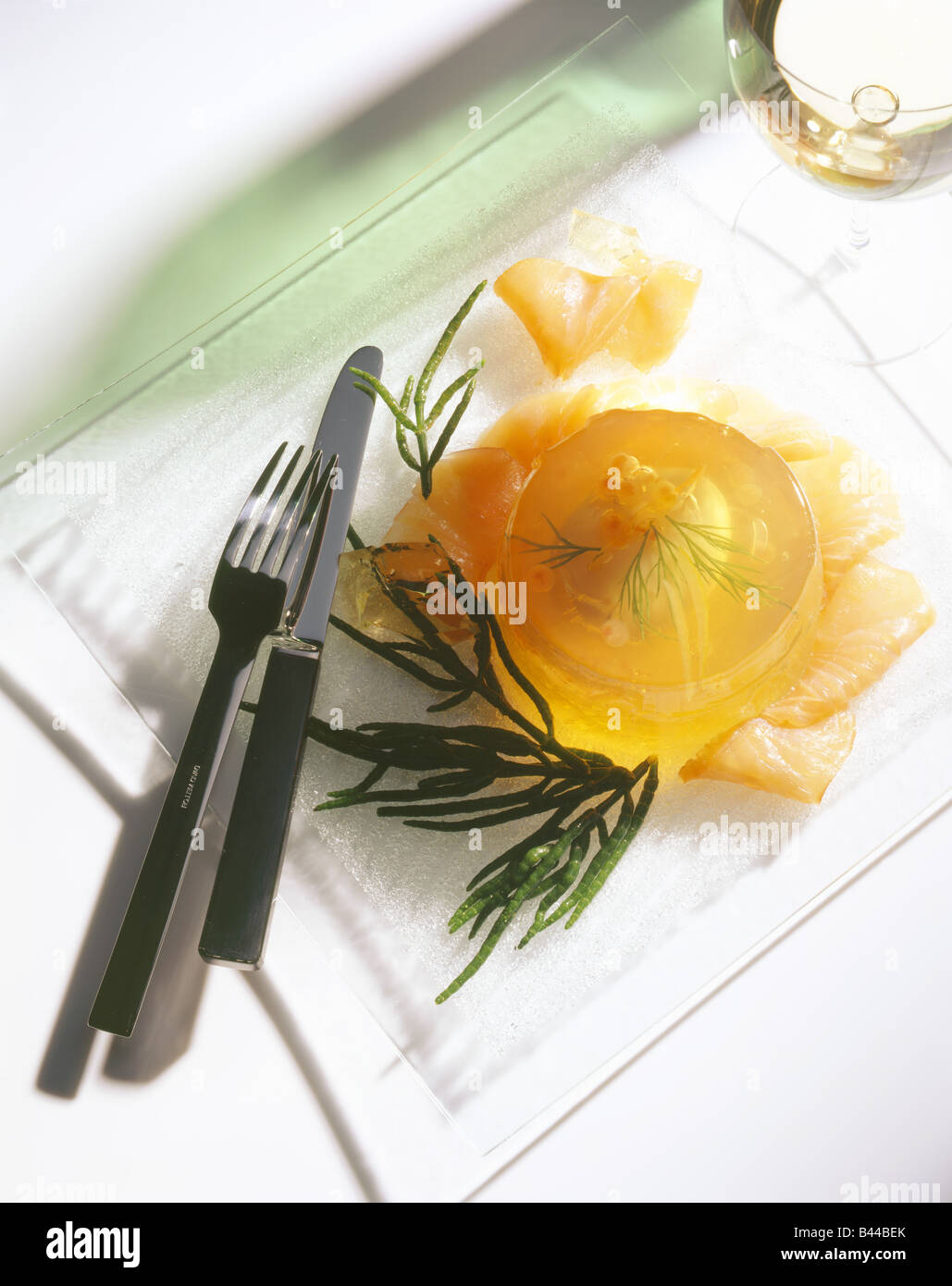 Ei in Aspik mit geräuchertem Lachs und Lachs-Rogen Stockfotografie - Alamy