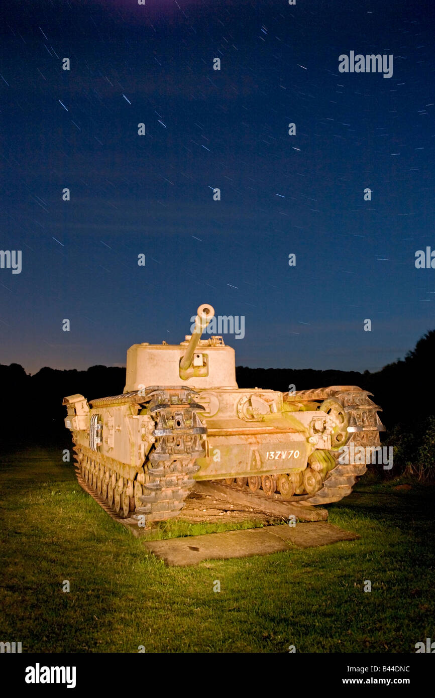 Tank außerhalb der Muckleburgh Collection, Weybourne fotografiert während einer Langzeitbelichtung bei Nacht Stockfoto