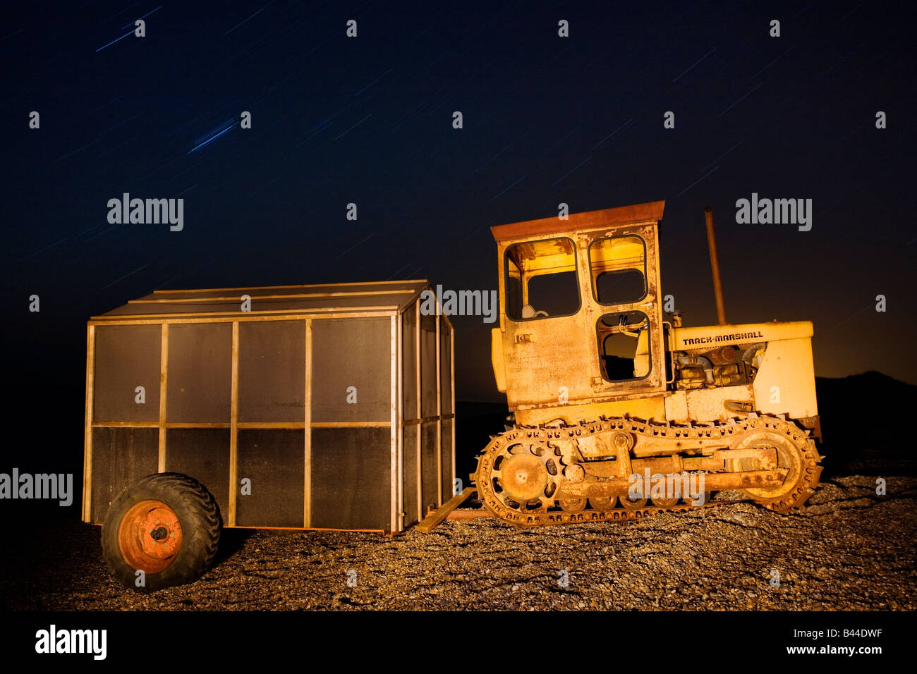 Alten Traktor / Planierraupe verwendet für Fischerei Bilder fotografiert in der Nacht an der Küste von Norfolk Stockfoto