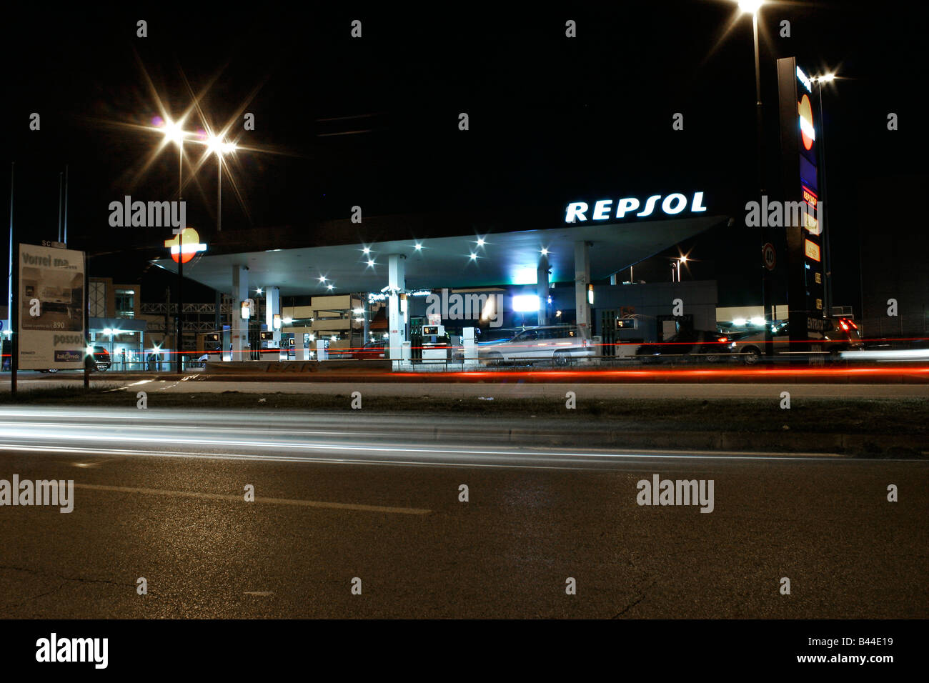 Repsol-Station in der Nacht mit Ampeln Dienst. Stockfoto
