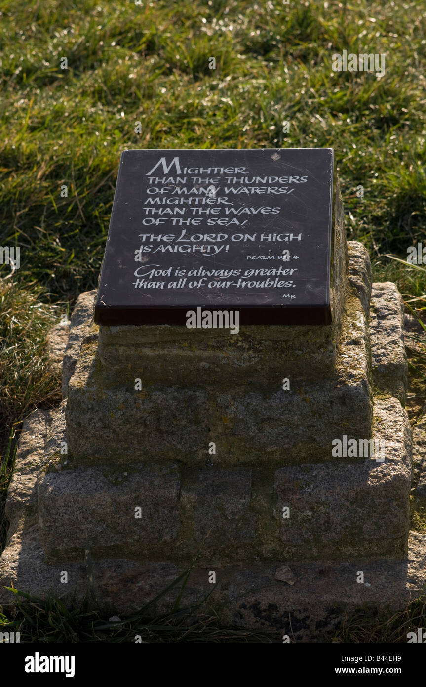 Eine biblische Inschrift auf einer Tafel am Beachy Head – ein notorischer Selbstmord in der Nähe von Eastbourne in East Sussex (Psalm 93, Vers 4) Stockfoto