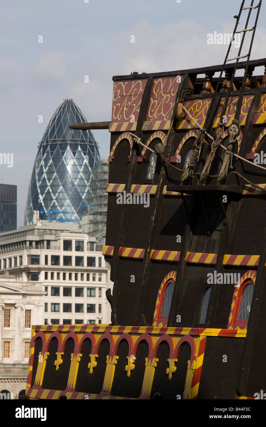 Replikat der Golden Hind angedockt in St Mary Overie Dock, London England uk gb Stockfoto