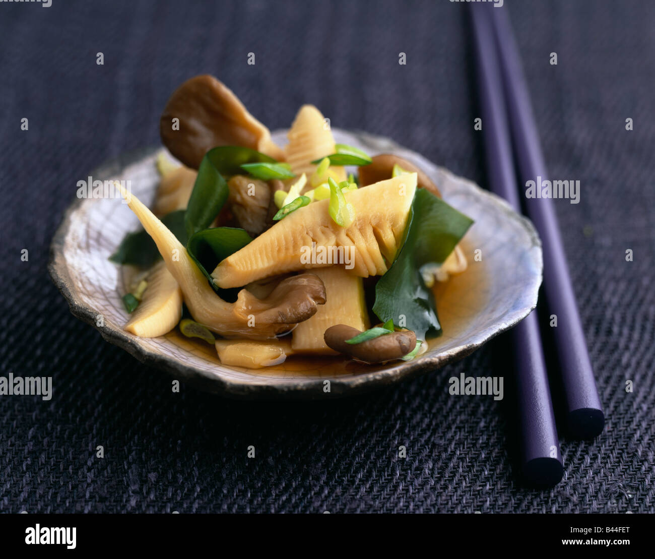 Gedünstete Bambussprossen mit Unkraut und Pleurotus Pilze ...