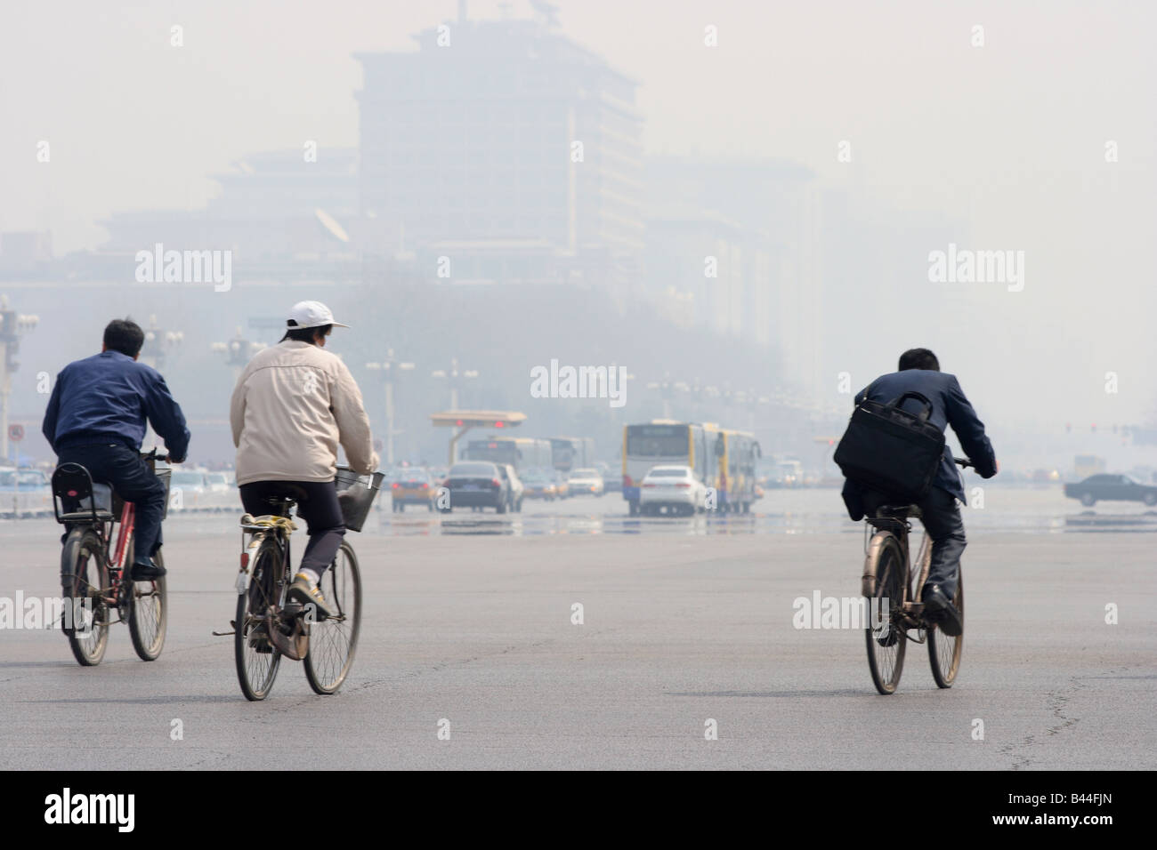 Radfahrer in den Platz des himmlischen Friedens, Peking, China Stockfoto