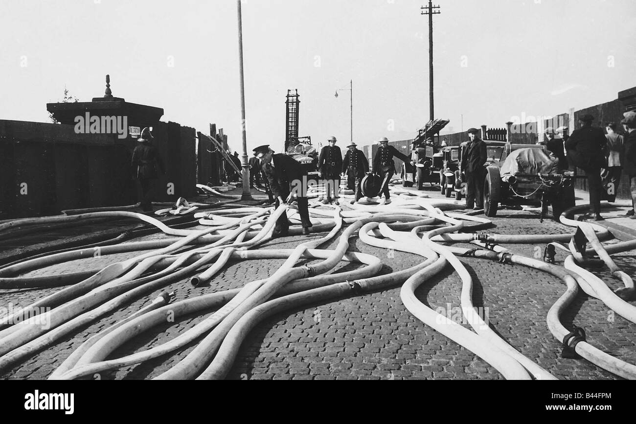 Walinden Road Hackney London als Feuerwehrleute Kampf ein Holzlagerplatz Feuer nach WW2 Luftangriff Stockfoto