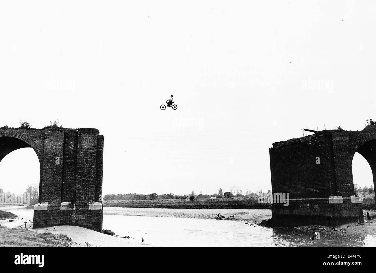 Stunts John Taylor springt Fluss Blackwater ohne Schutzausrüstung Helm und Landung Ballen weich landen DBase MSI Stockfoto