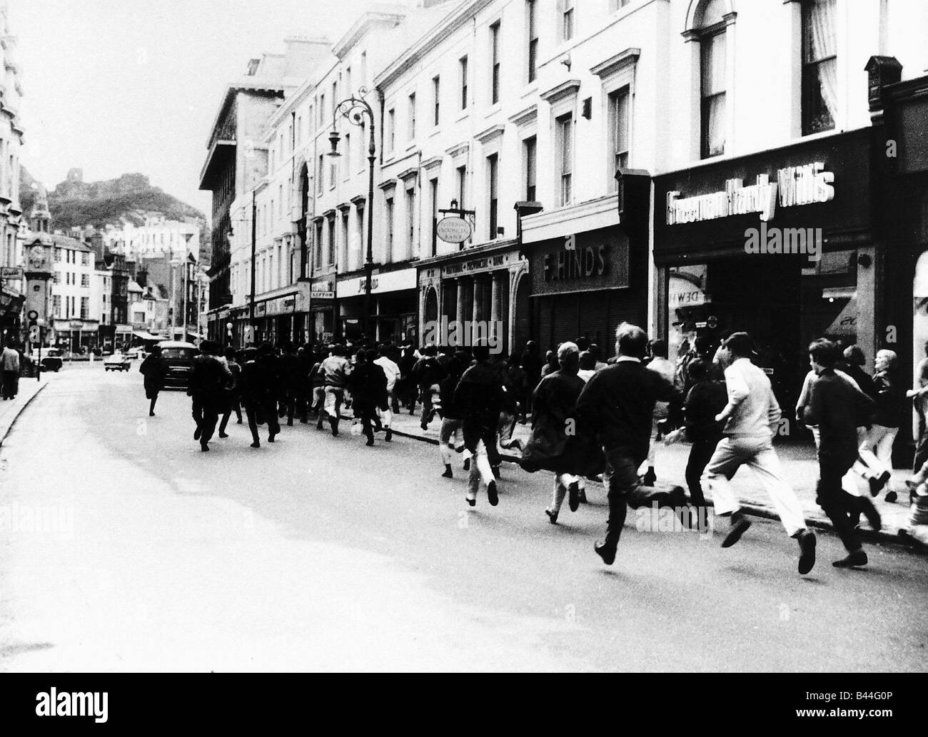Mods und Rocker laufen durch die Straßen von Hastings Stockfoto