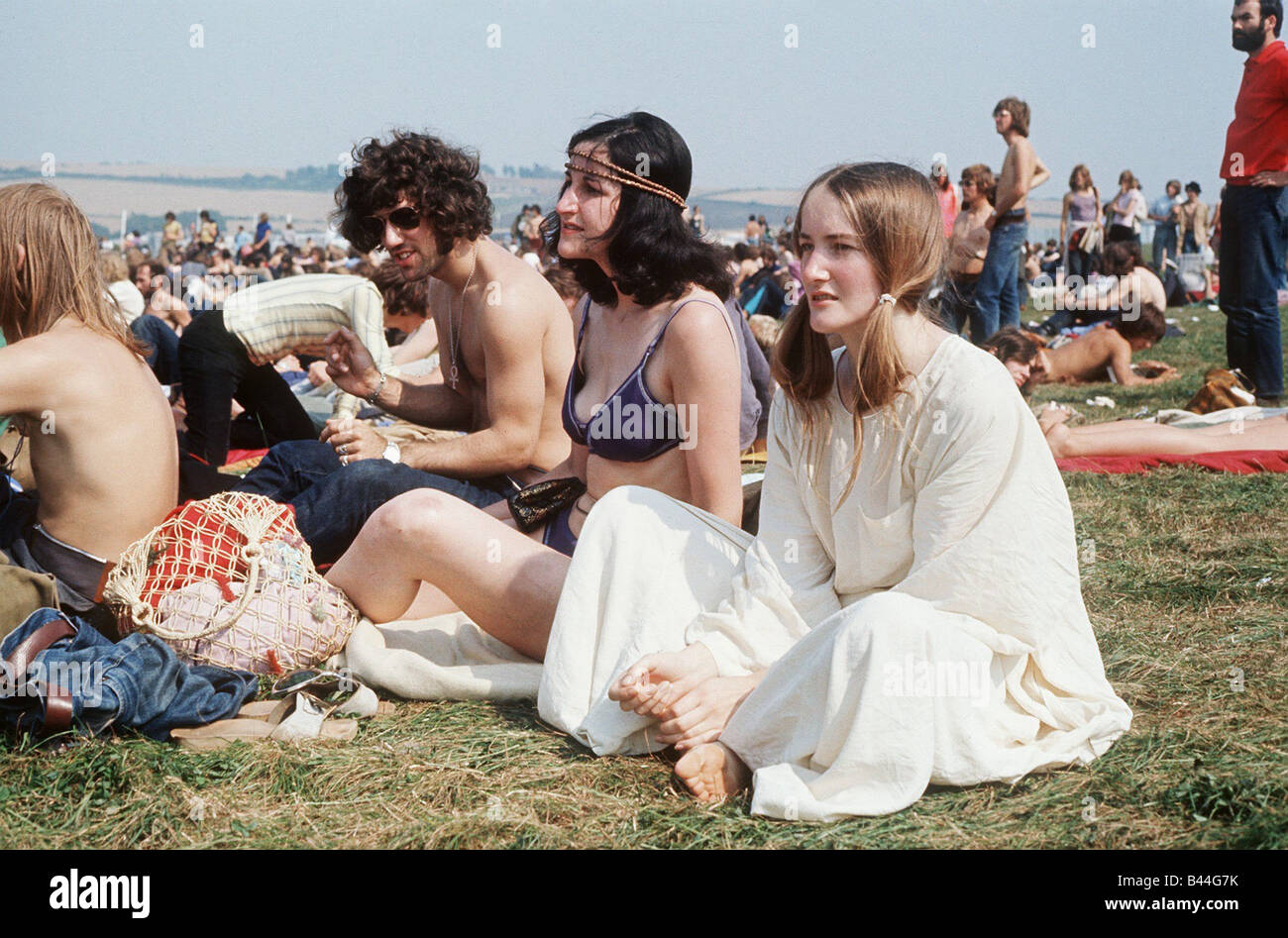 Leute sitzen auf dem Rasen auf der Isle Of Wight Festival Hippies Flower-Power lokale Beschriftung relaxedimages Stockfoto