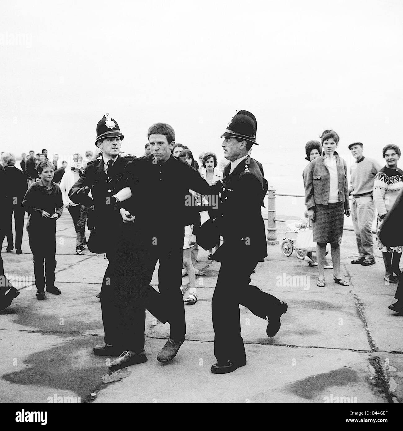 Mods und Rocker Arrrested von der Polizei in Hastings Stockfoto