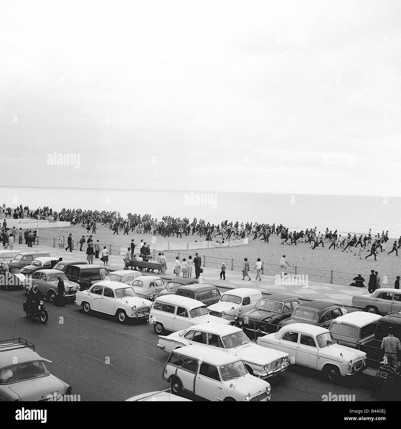 Mods und Rocker Zusammenstoß am Strand in Hastings Stockfoto