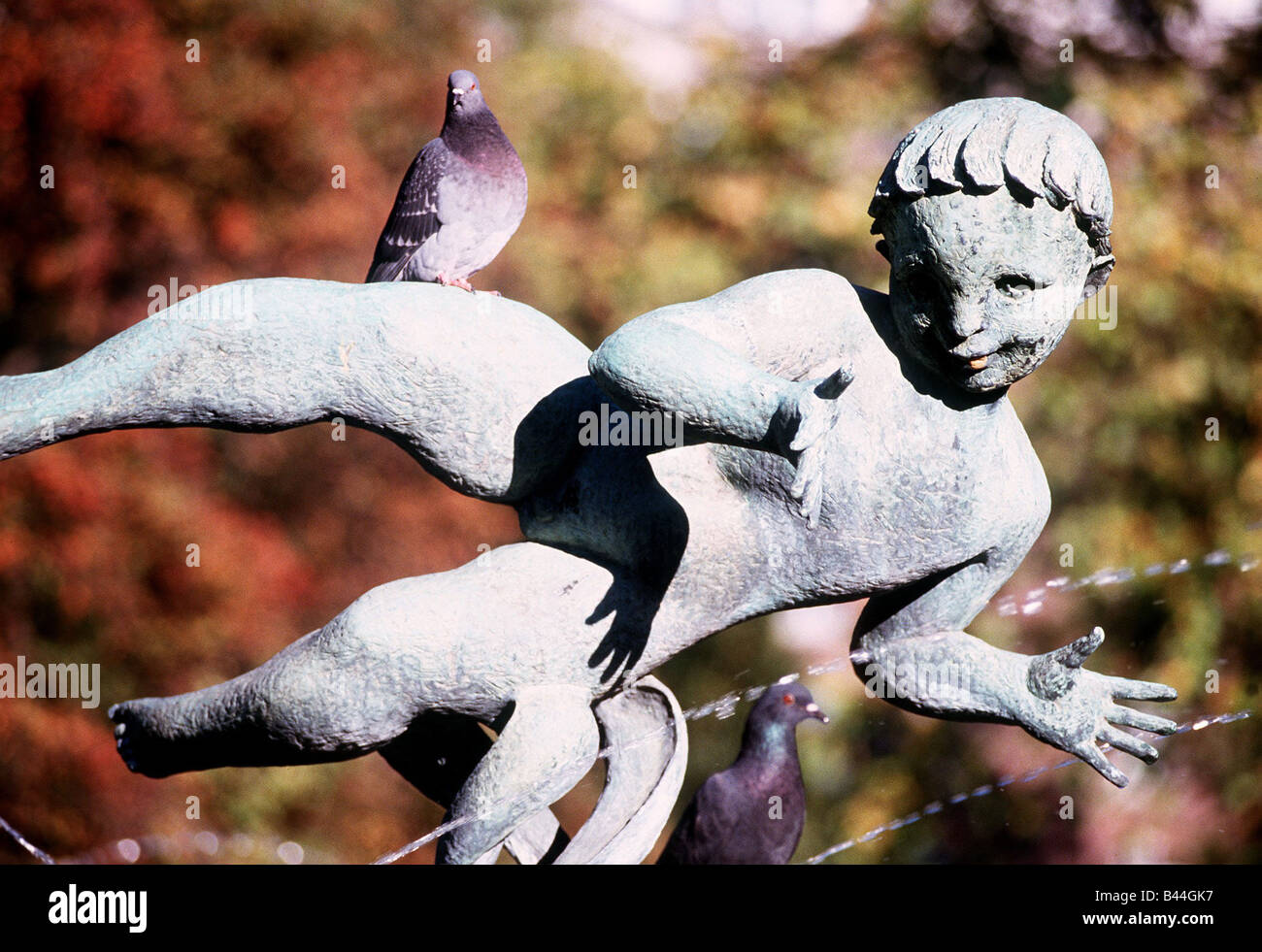 Taube sitzt auf eine Steinstatue im Hyde Park in London Stockfoto