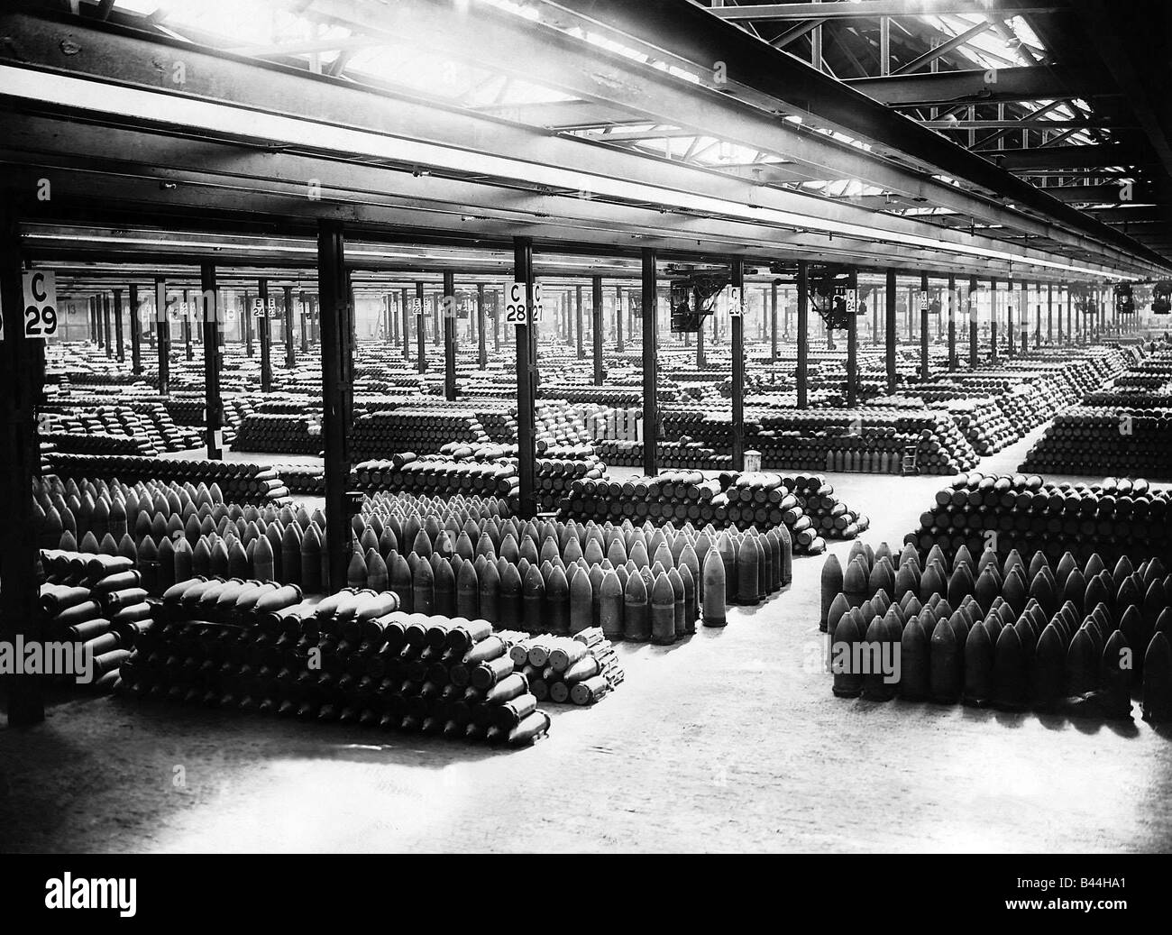 Schalen aufgereiht in einer britischen Fabrik in Vorbereitung auf das Jahr 1937 Stockfoto