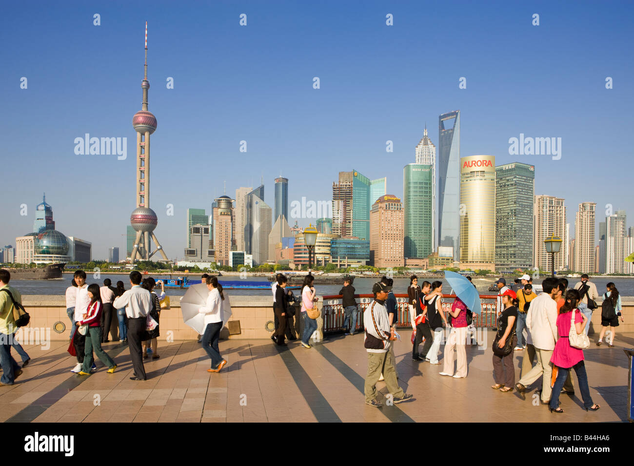 China Shanghai Tourist Skyline von Shanghai über den Huangpu-Fluss vom Bund angesehen Stockfoto