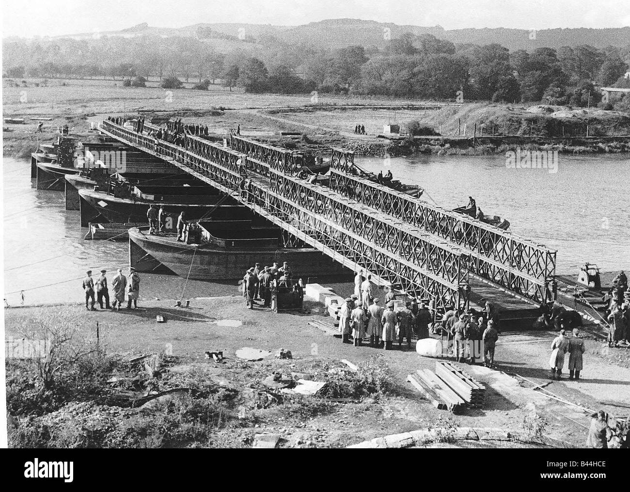 Neu erfunden Bailey-Brücke gebaut in Großbritannien und der USA zeigt sich durch einen Fluss in England während dem 2. Weltkrieg 1944 Stockfoto
