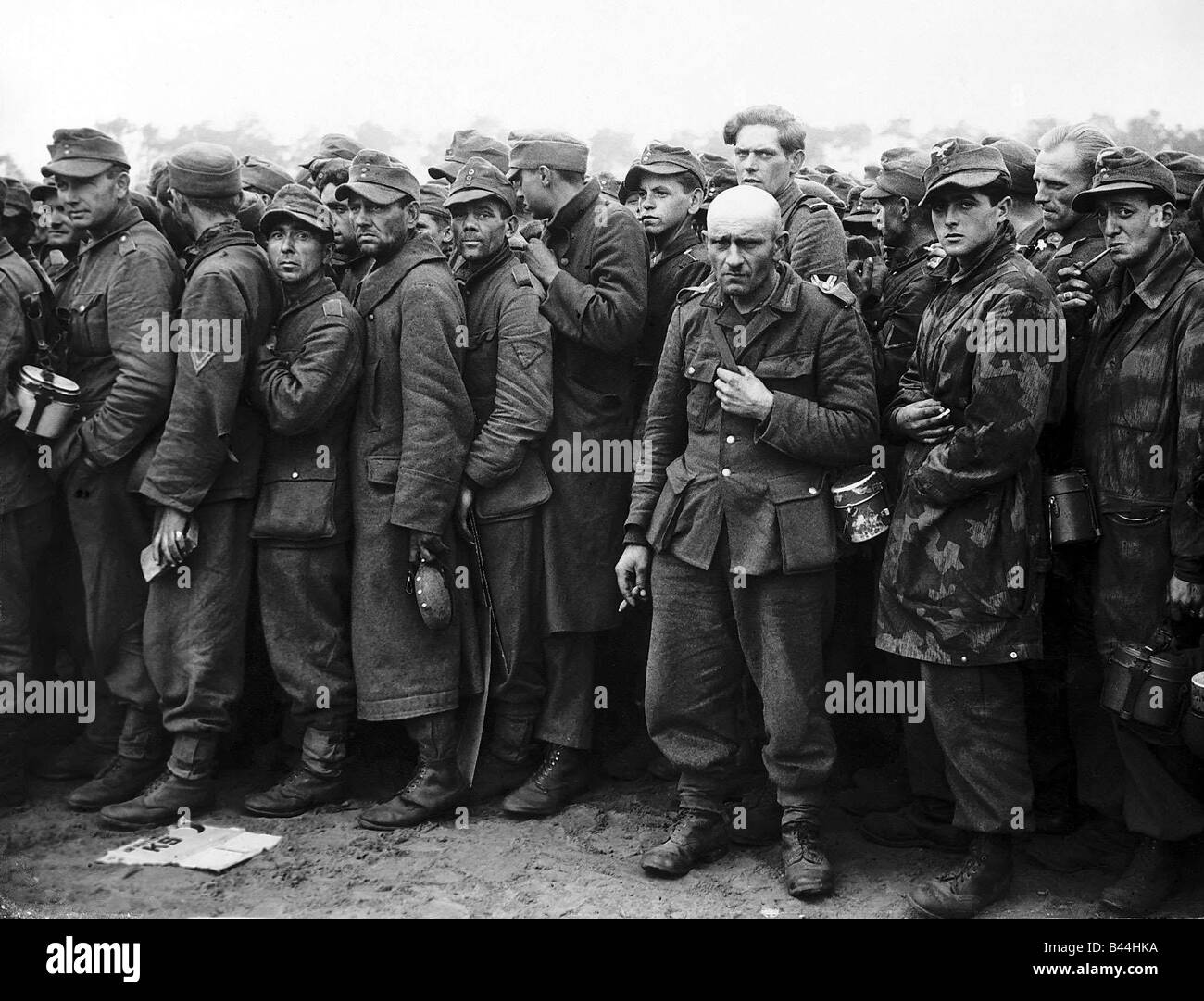 Deutsch P O Ws warten in einem Gefangenenlager in Frankreich WW2 1944 verarbeitet werden Stockfoto