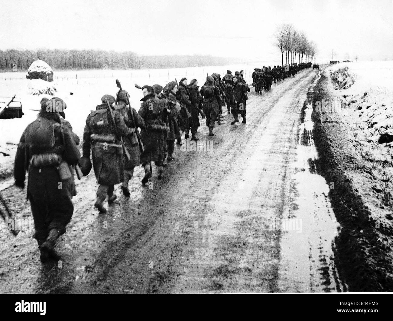 Britische Truppen voraus im Bereich Märsche in einen Schub nach vorn ins Deutsche statt Gebiet während WW2 1945 Stockfoto