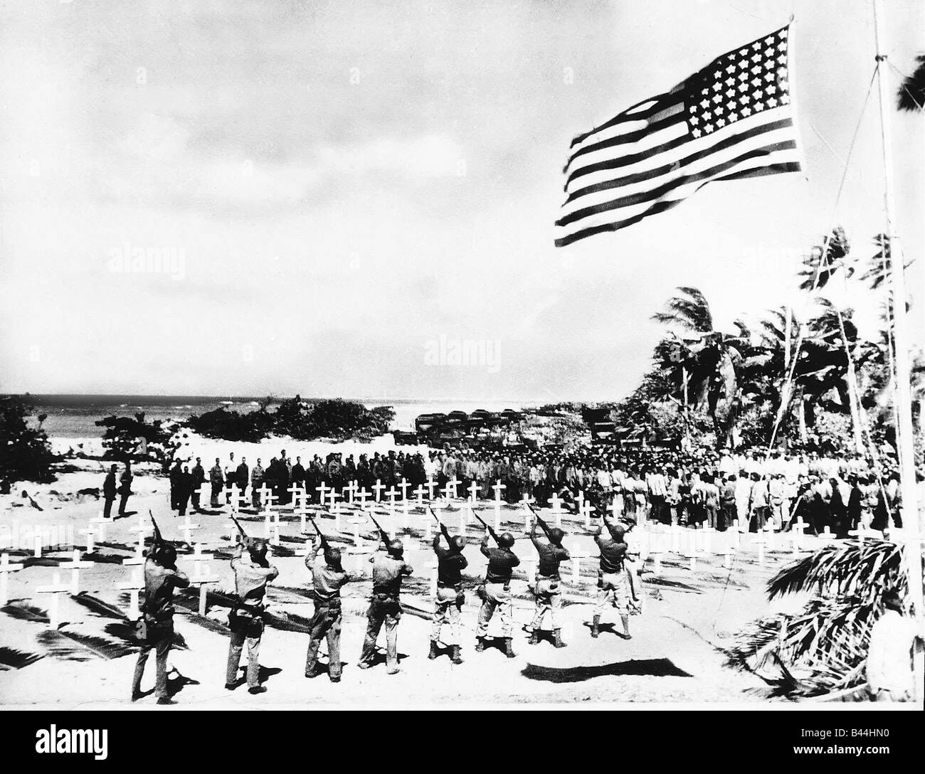 Soldatenfriedhof auf Kwajalein in den Marshall-Inseln US Truppen Fire über Gräbern der amerikanischen Truppen, die an der Invasion fiel Stockfoto