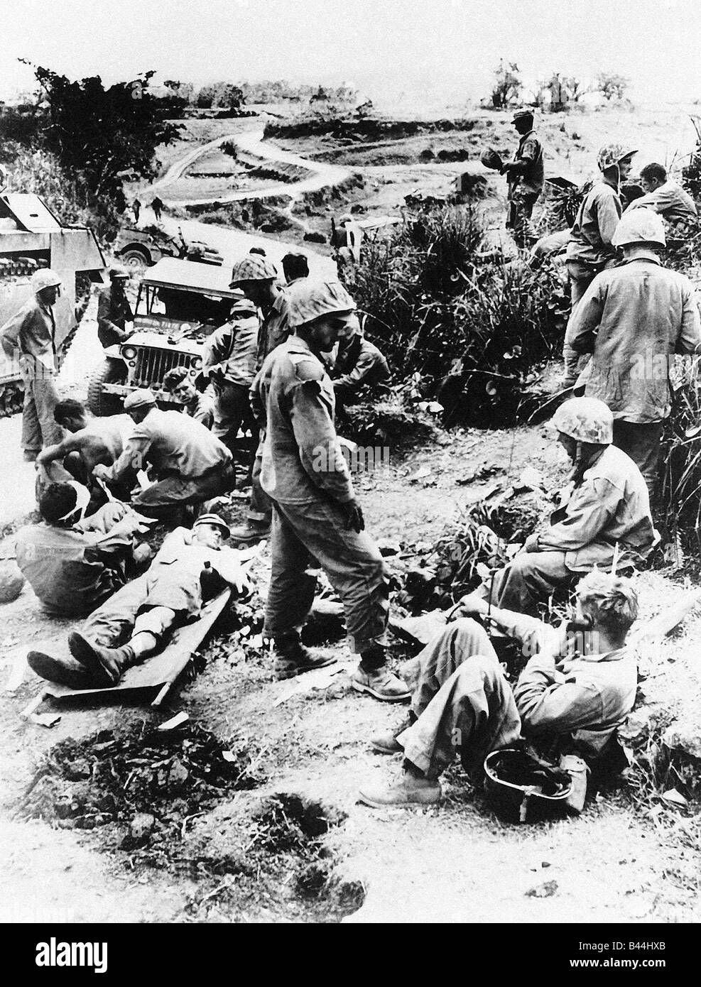 Verwundeten US-Marines warten zur medizinischen Behandlung nach der Schlacht um Okinawa im Pazifik WW2 Juni 1945, 1940er Jahre Stockfoto