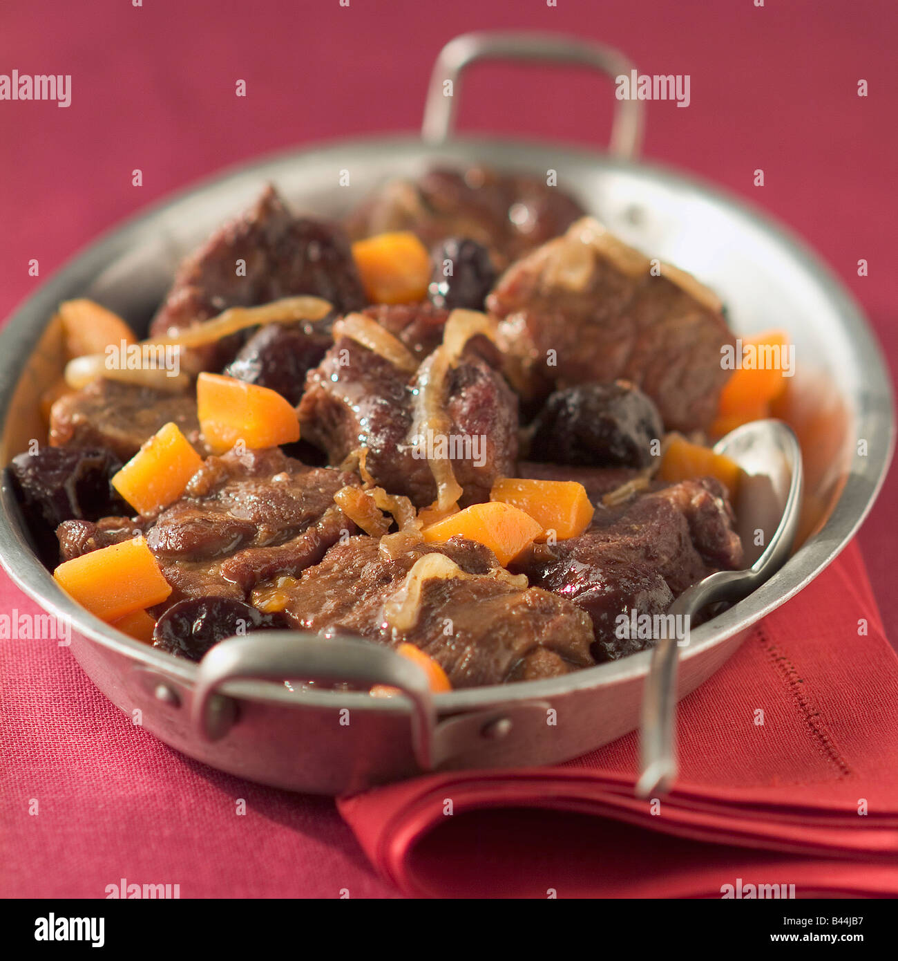 Geschmortes Schweinefleisch mit Pflaumen und Karotten Stockfoto