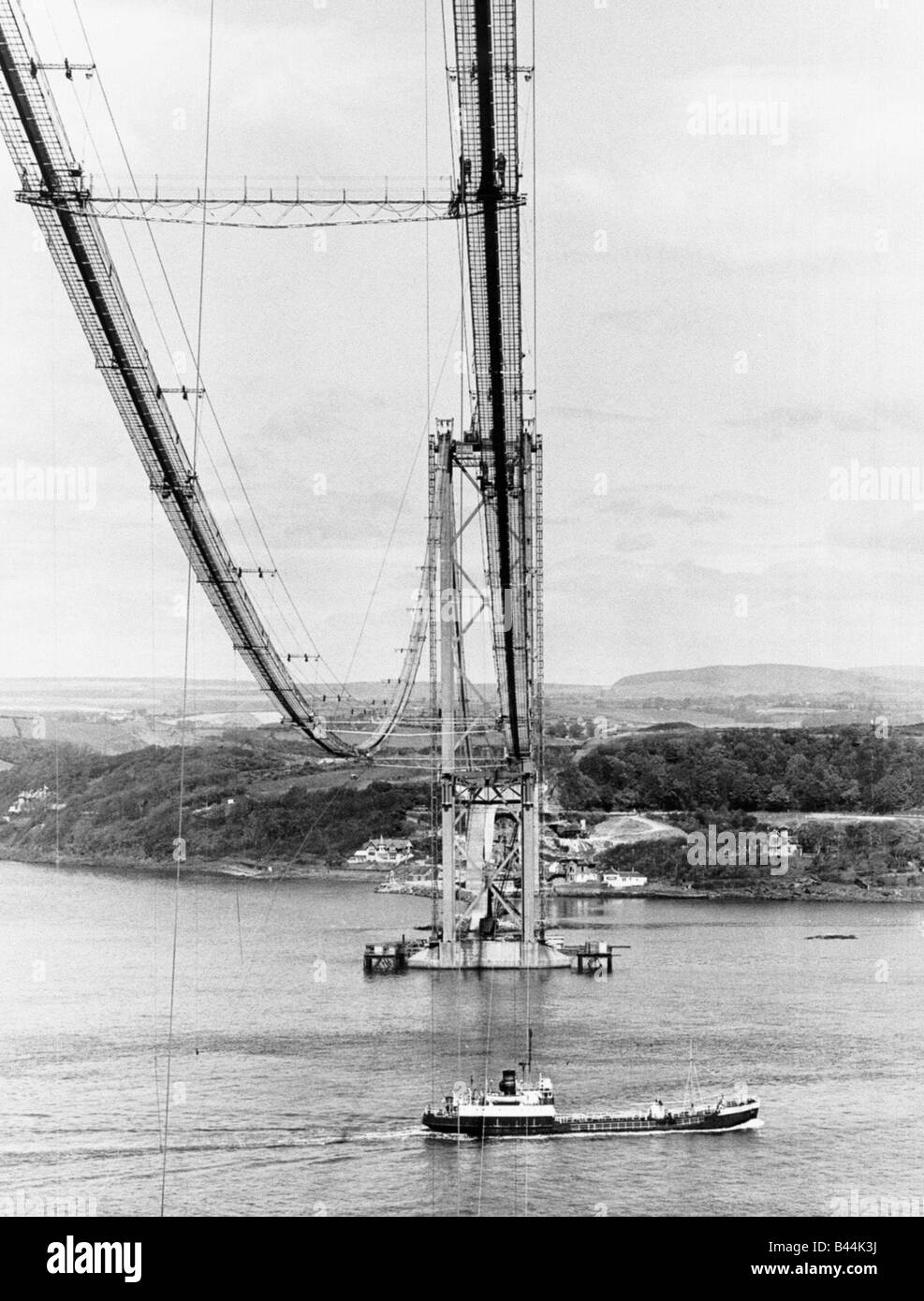 Forth Road Bridge Bau Schiff Juni 1962 Drähte über Fluss Laufsteg Unterquerung Stockfoto