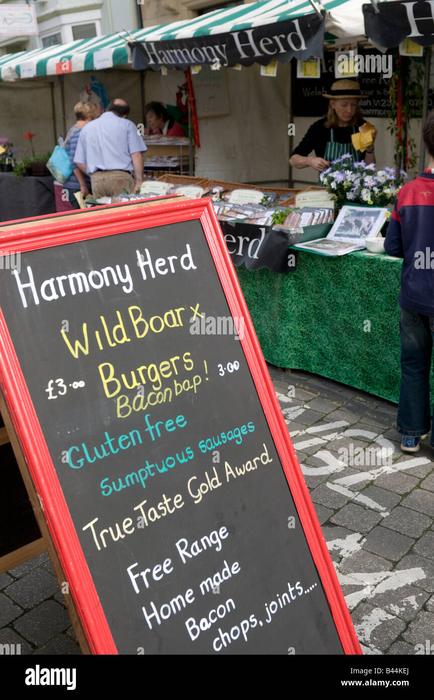 Blackboard Werbung Bio Wildschwein Burger zum Verkauf an Aberystwyth Farmers Market und Essen Messe Wales UK Stockfoto