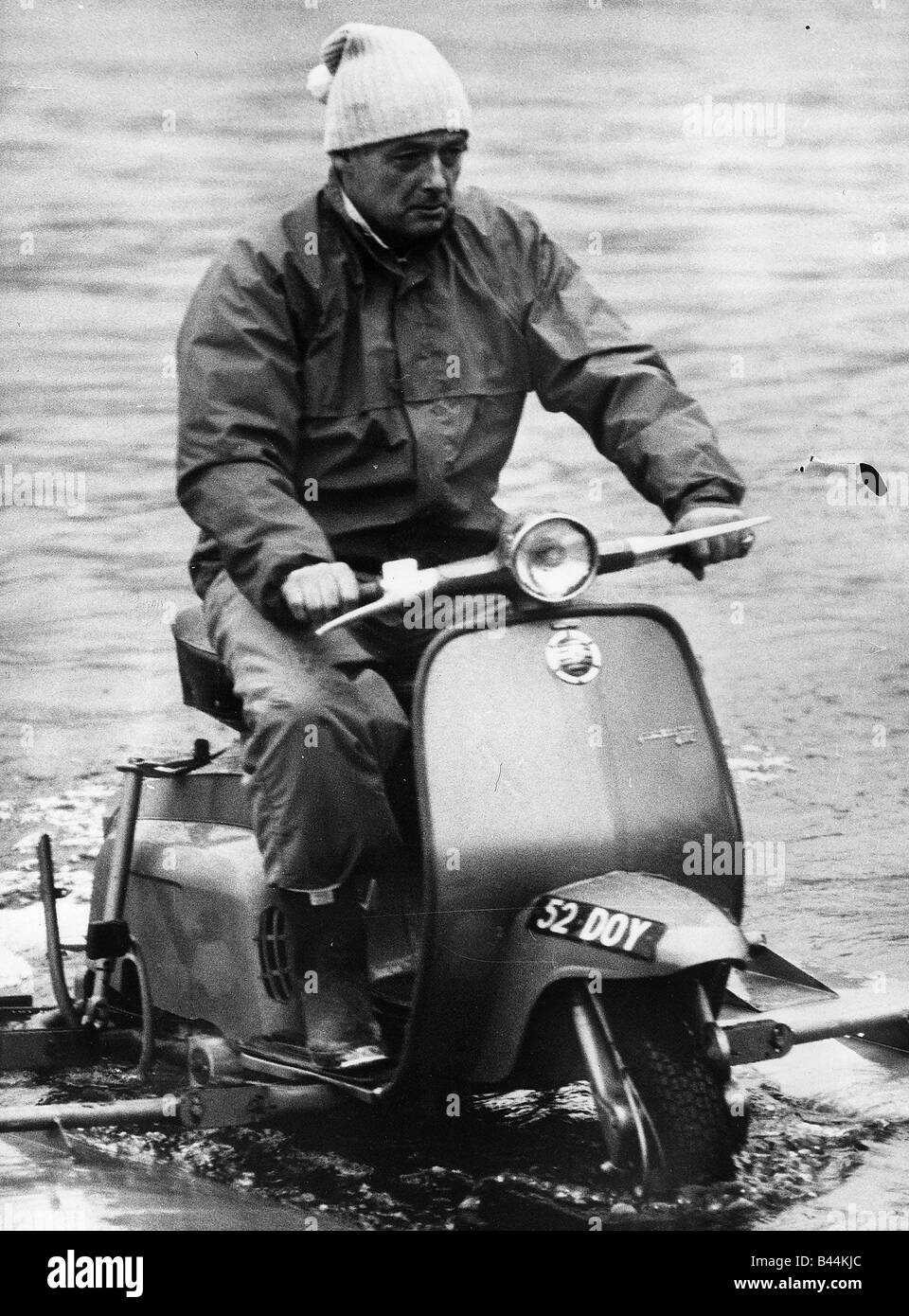 Donald Campbell reitet einen Wasserscooter auf Coniston Water 1966 Stockfoto